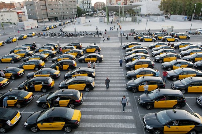  Tài xế taxi đợi khách bên ngoài nhà ga xe lửa Barcelona Sants. 