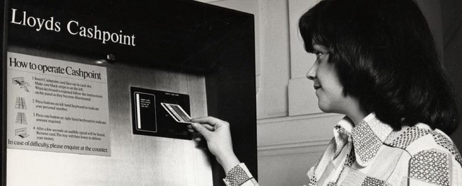  Một người đang đọc hướng dẫn sử dụng ATM vào thời gian đầu. 