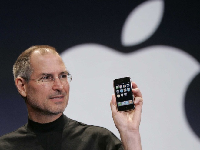  Steve Jobs trong buổi ra mắt chiếc iPhone đầu tiên 