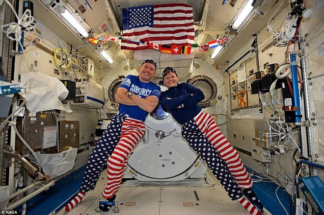  Các phi hành gia của NASA Jack Fischer và Peggy Whitson ăn mừng ngày mùng 4 tháng 7 từ hơn 402 km xa khỏi bề mặt Trái đất tại Trạm Vũ trụ Quốc tế 