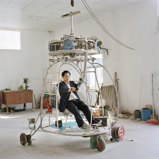  Zhang Dousan làm việc trong xưởng và chế tạo Dousan 5 trong thời gian rảnh. Ông đã bỏ ra 3 năm và hơn 70.000 USD với chiếc máy bay trực thăng đồng trục này. 