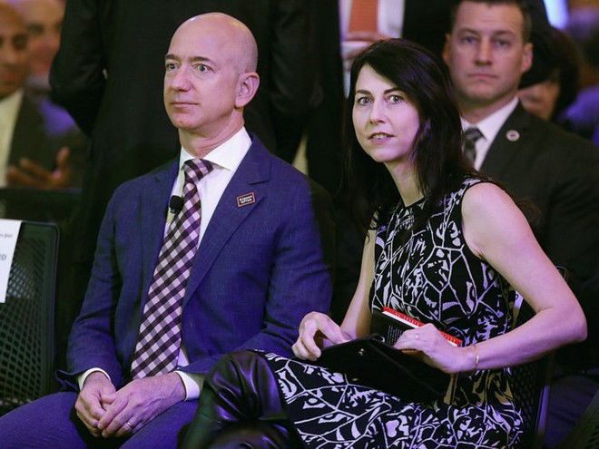  Bức ảnh chụp người giàu nhất thế giới và phu nhân, bà MacKenzie Bezos 