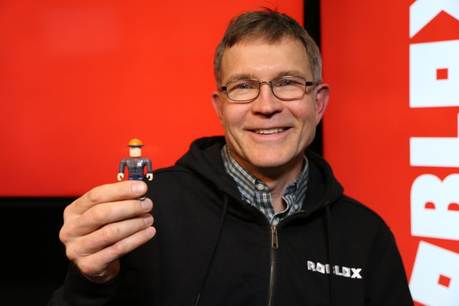 CEO của Roblox, ông David Baszucki đang khoe một trong những món đồ chơi mới của Roblox