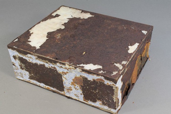  Chiếc hộp sắt đựng ngoài chiếc bánh đã rỉ sét nặng nề sau hơn một thế kỷ 