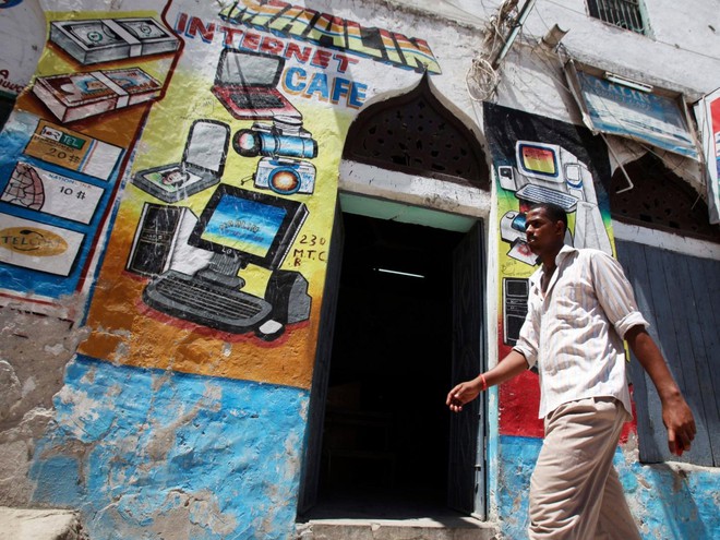  Một người đàn ông đi qua một quán cà phê Internet ở thủ đô Mogadishu của Somali. 