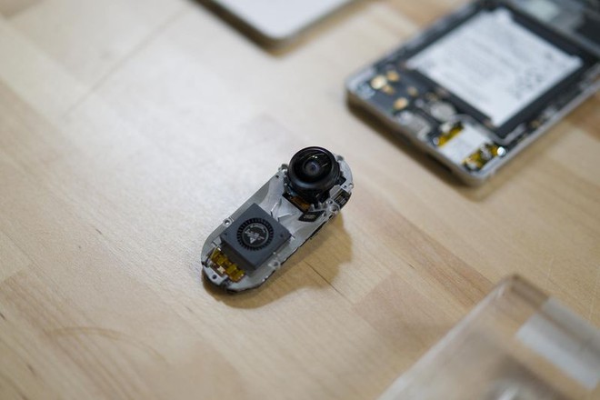 Nguyên mẫu phụ kiện camera gắn vào Essential Phone