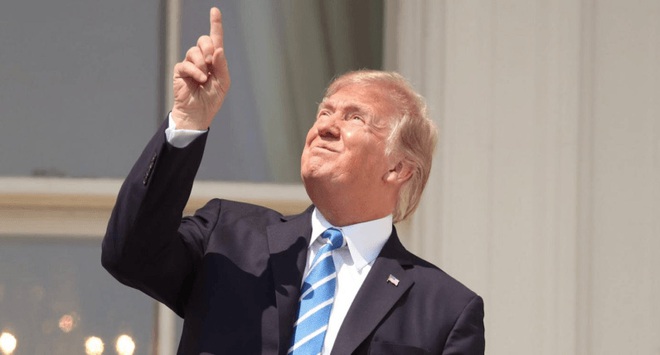  Vào ngày 21/8 vừa qua, Donald Trump đã chứng tỏ được tinh thần thép của mình khi ngước mắt lên trời ngắm nhật thực. 