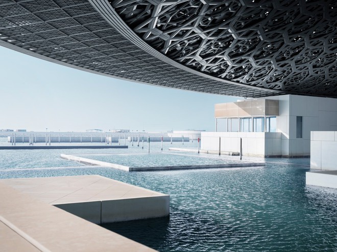  Bảo tàng Louvre chi nhánh Trung Đông được đặt tại đảo Saadiyat của Abu Dhabi với góc nhìn hướng về vịnh Ba Tư. Dự án ban đầu đã bị trì hoãn trong khâu thi công do khủng hoảng kinh ở các tiểu vương quốc Ả Rập gây ra bởi giá dầu sụt giảm. 