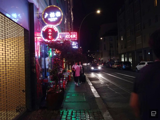  Hình ảnh con phố Berlin về đêm lên màu rất chân thật, mặc dù vẫn phát hiện những chấm lốm đốm trên nền màu tối. 