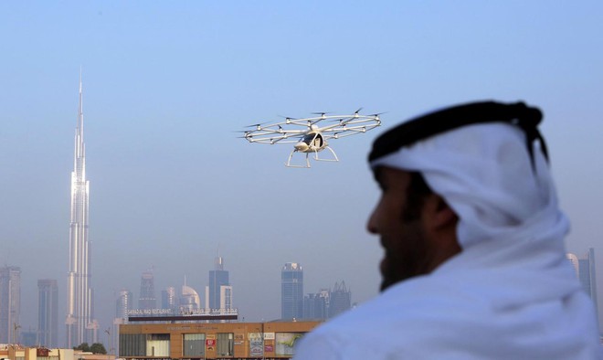 
Người dân Ả-rập đang chứng kiến chuyến bay thử nghiệm không người lái ở Dubai.
