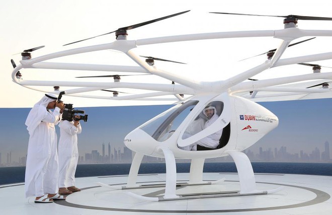 
Cuộc thử nghiệm được tiến hành trong một nghi lễ của hoàng tử Dubai - Sheikh Hamdan bin Mohammed (người đang ngồi trong volocopter).
