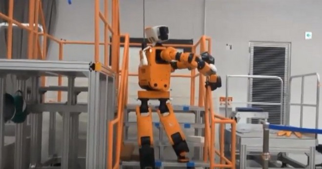 Honda phát triển robot cứu hộ có thể leo thang như người - Ảnh 1.