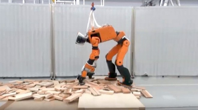 Honda phát triển robot cứu hộ có thể leo thang như người - Ảnh 2.