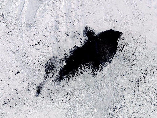  Hố sâu khổng lồ xuất hiện trên ảnh vệ tinh của NASA ngày 25/9. 