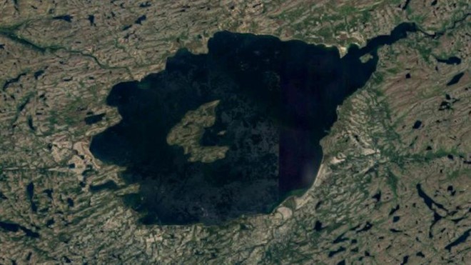  Hồ Mistastin là vị trí mà một tiểu hành tinh đã đâm vào cách đây 36 triệu năm. 
