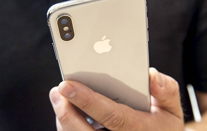 Apple: Chúng tôi sẽ không chèo kéo khách hàng mua iPhone X - Ảnh 1.
