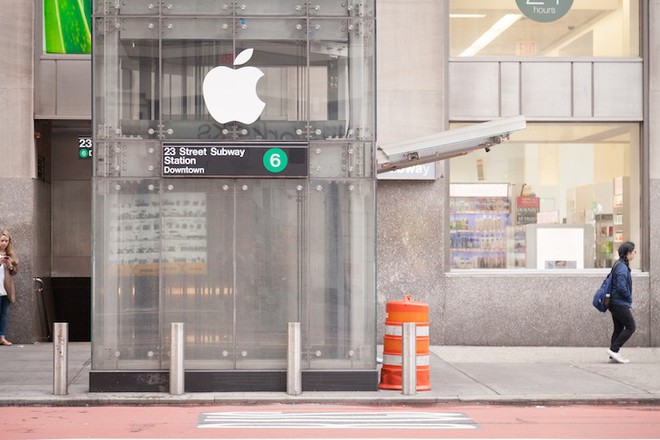 Biến ga tàu thành cửa hàng Apple Store fake đang bán sớm iPhone X, lừa được không biết bao nhiêu người - Ảnh 2.