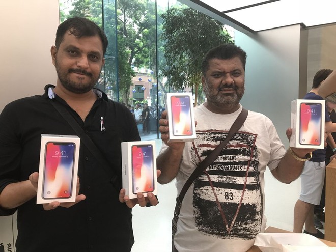  Anh Zuber Jusabbhai tới từ Ấn Độ, đã chi hẳn số tiền bằng nửa giá trị chiếc iPhone X 256GB cho vé máy bay để đến Singapore 