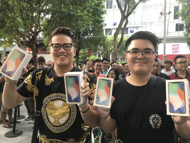  Kittiwat Wang và Supakorn Rieksiri, tới từ Thái Lan đang rất hớn hở khi được cầm trên tay iPhone X 