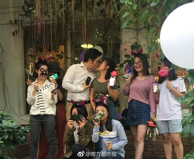 Trung Quốc: Chàng lập trình viên dùng 25 cái iPhone X để cầu hôn bạn gái quen qua game... - Ảnh 3.