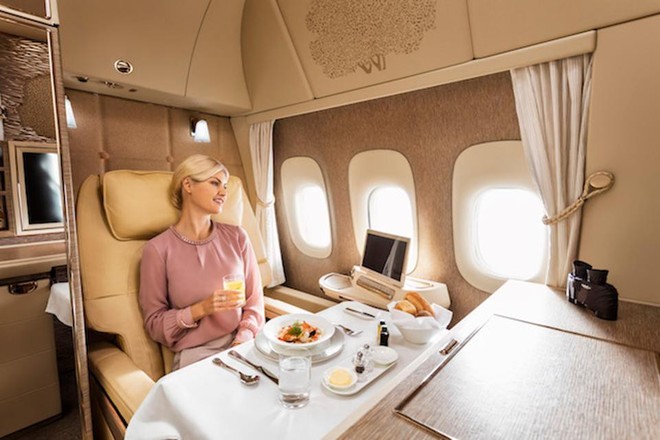 Emirates ra mắt khoang hạng nhất mới siêu sang trên Boeing 777-300ER: lấy cảm hứng Mercedes-Benz S-Class, tích hợp ghế không trọng lực và cửa sổ ảo - Ảnh 6.