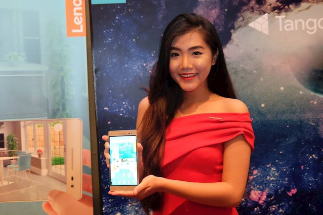  Người mẫu cầm trên tay một smartphone Lenovo ra mắt tại Việt Nam - Ảnh: H.Đ 