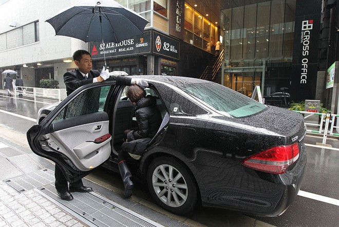  Lái xe Uber phục vụ khách tại Nhật Bản 