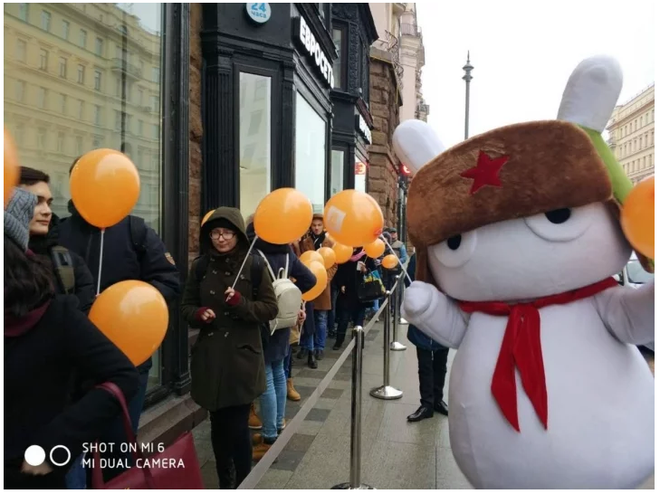 Xiaomi khai trương cửa hàng đầu tiên tại Nga, đông vui nhộn nhịp chẳng kém gì Apple Store - Ảnh 1.