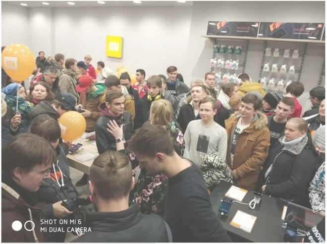 Xiaomi khai trương cửa hàng đầu tiên tại Nga, đông vui nhộn nhịp chẳng kém gì Apple Store - Ảnh 3.