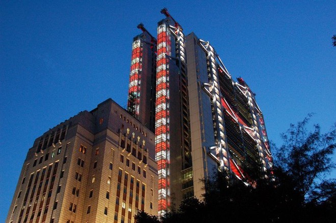 
Tòa nhà HSBC bên cạnh xây nên hẳn 2 khẩu đại bác trên đỉnh nóc để chống lại những năng lượng tiêu cực của tòa tháp Ngân Hàng
