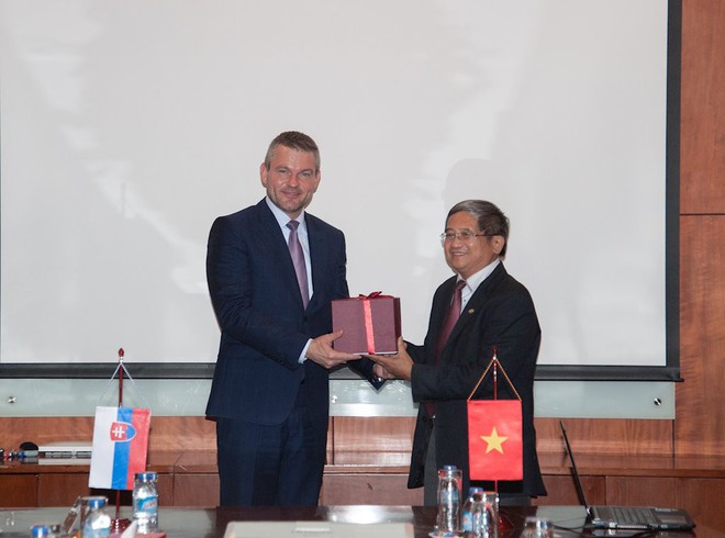  Ông Bùi Quang Ngọc, Tổng giám đốc FPT trao quà lưu niệm cho Phó Thủ tướng Slovakia 