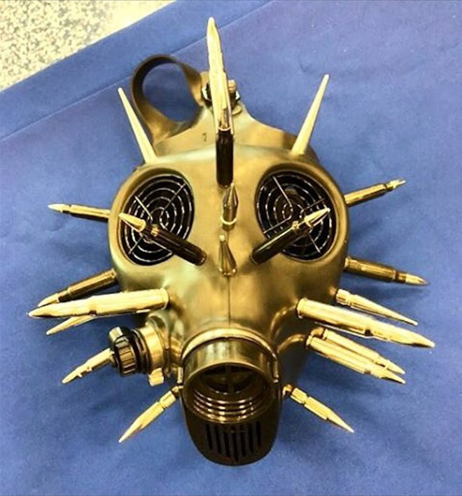  Một chiếc mặt nạ chống khi độc được trang trí bằng vỏ đạn, thu giữ tại sân bay Quốc Tế Miami, tại sao lại không nhỉ? 