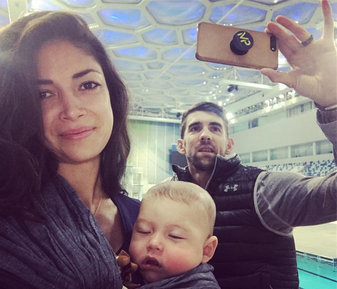  Người cá Michael Phelps cũng bắt kịp ngay xu hướng, trang bị luôn cho chiếc Smartphone của mình một chiếc PopSocket khi chụp ảnh cho cả gia đình anh 