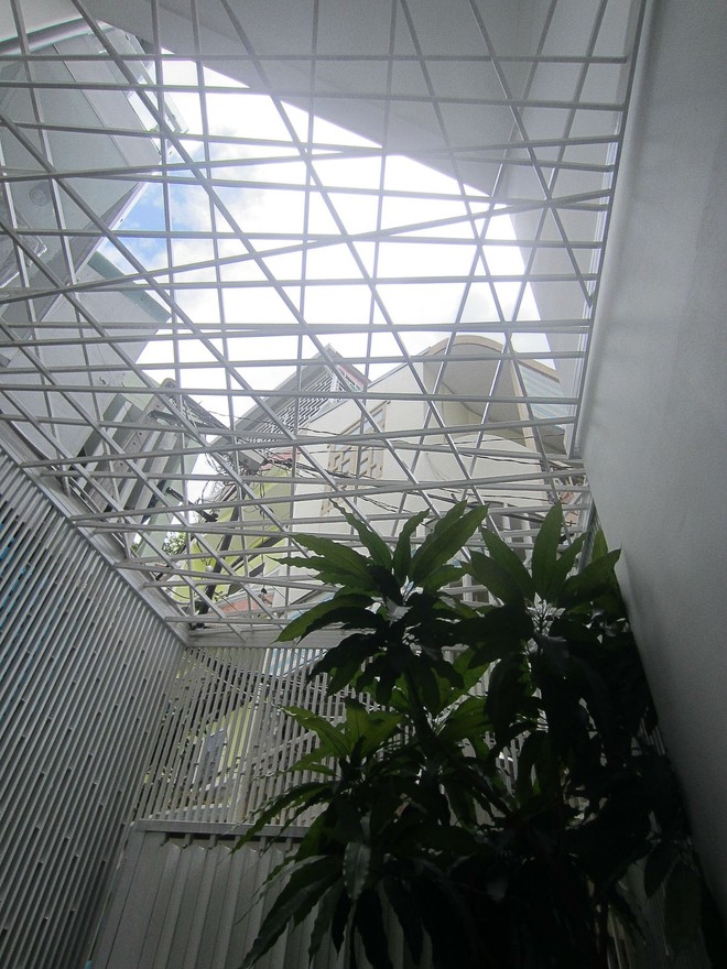 Ngôi nhà 42m2 kỳ lạ ở Sài Gòn: Bên ngoài tưởng kín như hũ nút, bên trong thoáng mát rộng mở thênh thang - Ảnh 3.