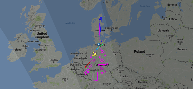 Airbus dành 5 tiếng để vẽ hình cây thông Noel trên bản đồ châu Âu bằng máy bay A380 - Ảnh 1.