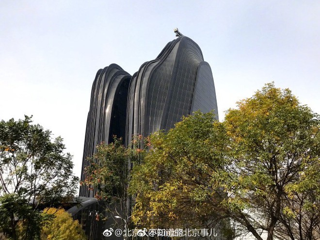 Trung Quốc: Xây tòa nhà giống hình con trai trai, bị dân chê làm xấu phong thủy cả thành phố - Ảnh 5.