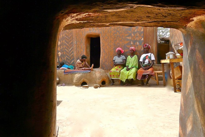 Ngôi làng đất nung kỳ lạ của quý tộc châu Phi, mỗi căn nhà là một tác phẩm nghệ thuật - Ảnh 4.