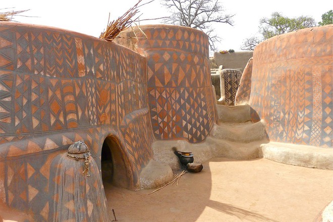 Ngôi làng đất nung kỳ lạ của quý tộc châu Phi, mỗi căn nhà là một tác phẩm nghệ thuật - Ảnh 6.