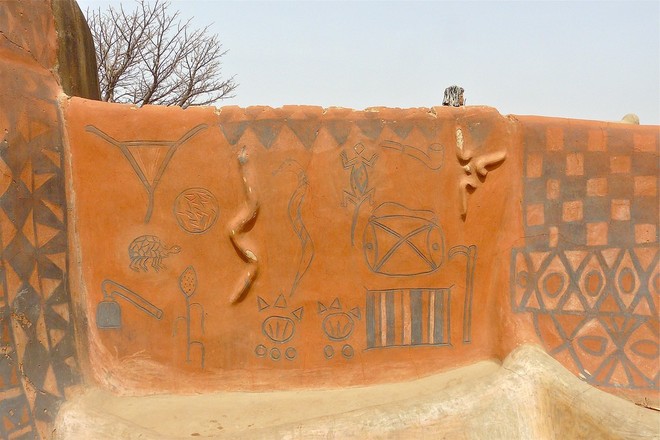 Ngôi làng đất nung kỳ lạ của quý tộc châu Phi, mỗi căn nhà là một tác phẩm nghệ thuật - Ảnh 7.