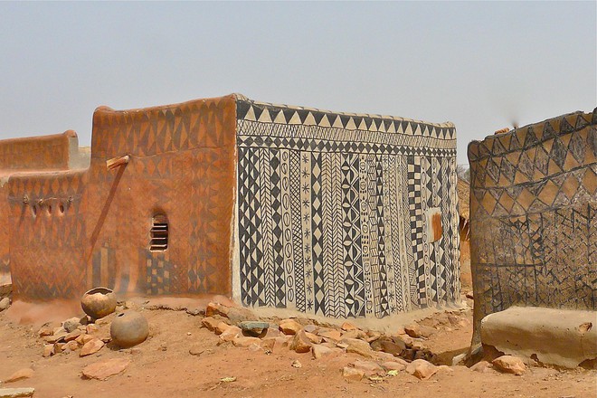Ngôi làng đất nung kỳ lạ của quý tộc châu Phi, mỗi căn nhà là một tác phẩm nghệ thuật - Ảnh 10.