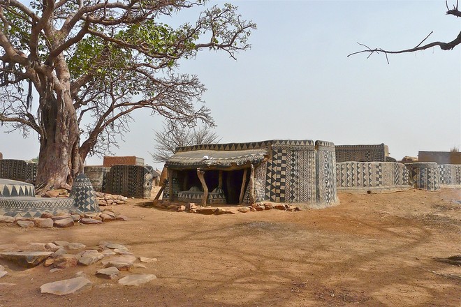 Ngôi làng đất nung kỳ lạ của quý tộc châu Phi, mỗi căn nhà là một tác phẩm nghệ thuật - Ảnh 15.