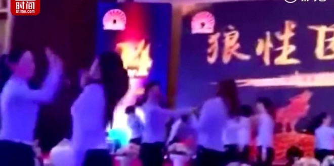 Trung Quốc: Cho các nữ nhân viên tát nhau để nâng cao tinh thần làm việc - Ảnh 1.