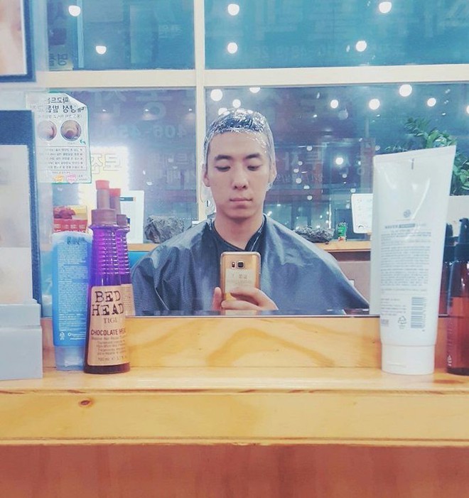 Hí hửng đi nhuộm tóc, anh chàng Hàn Quốc nhận về quả đầu phình như nhân vật hoạt hình - Ảnh 1.