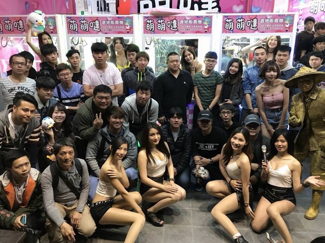 Đài Loan: Cho người mẫu bikini ngồi trong máy gắp thú bông để thu hút người chơi - Ảnh 5.