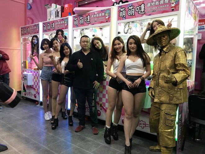 Đài Loan: Cho người mẫu bikini ngồi trong máy gắp thú bông để thu hút người chơi - Ảnh 6.