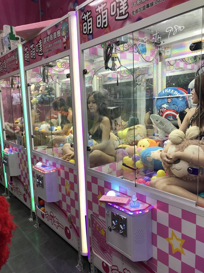 Đài Loan: Cho người mẫu bikini ngồi trong máy gắp thú bông để thu hút người chơi - Ảnh 7.