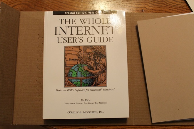  Đây rồi, phần nặng nhất của chiếc hộp. Hướng dẫn sử dụng Internet toàn tập. Không hiểu bây giờ mà có cuốn sách như thế thì nó còn khổng lồ đến mức nào. 