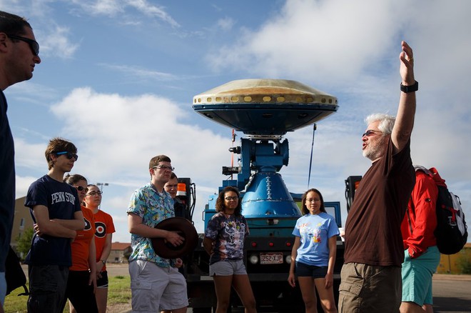  Nhà khí tượng học Josh Wurman, chủ tịch và là người sáng lập Trung tâm nghiên cứu Khí tượng thời tiết khắc nghiệt, trao đổi với các sinh viên khí tượng học từ Đại học Penn State. 