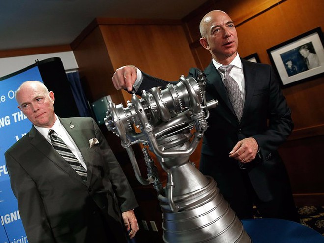  Bezos đứng bên cạnh một mẫu tên lửa của NASA 