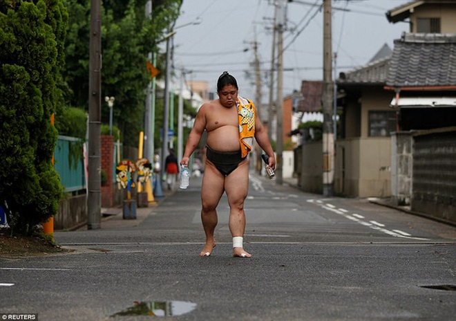  Một võ sĩ sumo trên đường trở về ngôi đền Ganjoji Yakushido. 